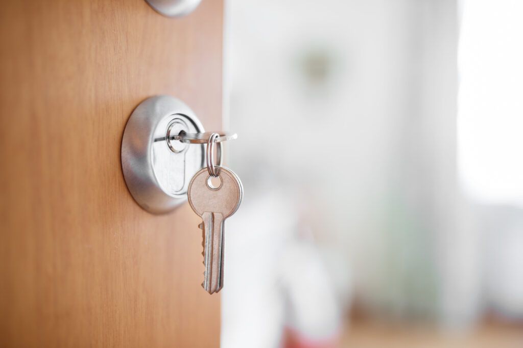 Regularização de imóveis: tudo o que você precisa saber - chave na fechadura de uma porta